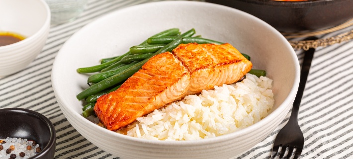 roasted salmon with green beans and rice